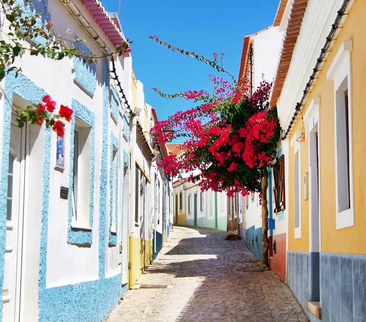 Menschenleere Straße in einem Dorf an der Algarve Schöne Dörfer Algarve