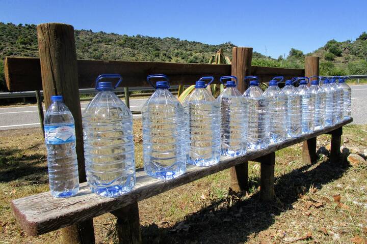 That is Vanlife – Trinkwasser-Beschaffung an einer Quelle bei Idanha-a-Nova Trinkwasser Portugal