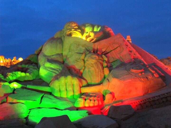 Das Algarve Sandskulpturenfestival hat im Sommer bis Mitternacht geöffnet Algarve Sandskulpturenfestival