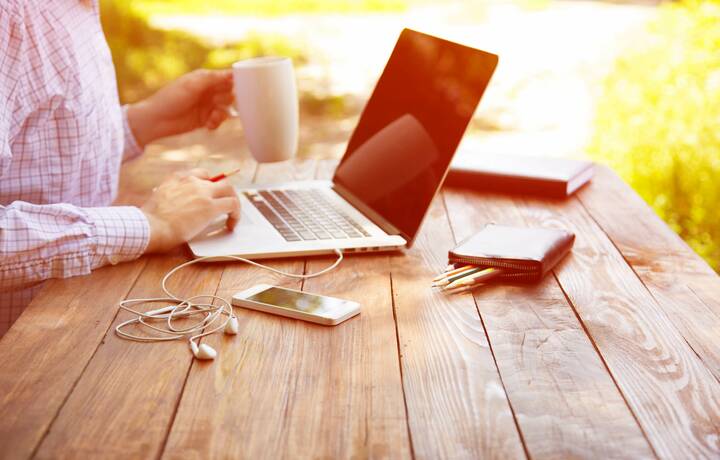 Viele Auswanderer benötigen nur noch Laptop und Internet zum Arbeiten Portugal Auswanderung