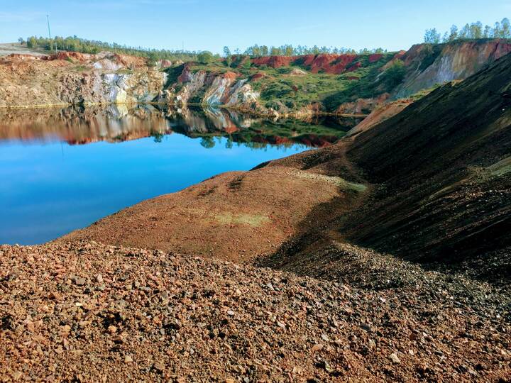 Nicht zum Schwimmen: Ehemaliger Tagebau bei Mértola Tagebau Alentejo