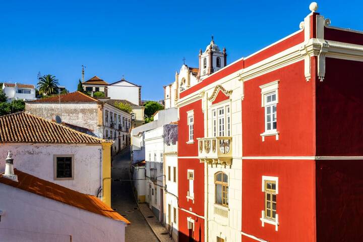 Silves ist einen kurzen Abstecher in die Berge wert, um einen anderen Eindruck der Algarve zu bekommen Silves Algarve Wohnmobil