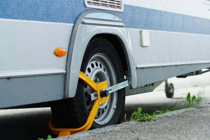 Die Radkralle kann eine sinnvolle Ergänzung zur Fenstersicherung sein, um den Diebstahl des gesamten Fahrzeugs zu verhindern Wohnmobil Sicherheit