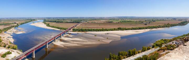 Die Ponte D. Luís I überquert den Tejo bei Santarém Tejo Fluss Portugal