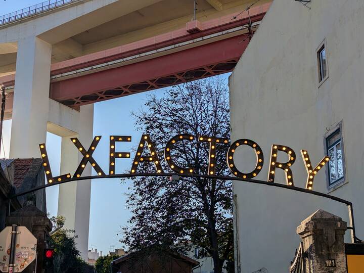 LX Factory Lissabon Brücke