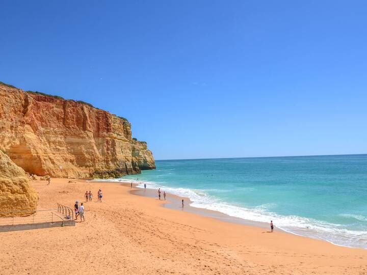 Sonnenschirm Und Leute Auf Dem Strand Von Benagil Setzen, Algarve