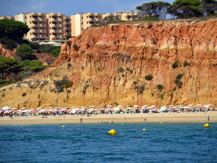 Praia do Barranco das Belharucas